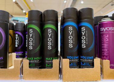 Eşsiz özelliklerini sergileyen çeşitli Syoss saç şekillendirme ürünleri ve saç bakım meraklıları için paketleme. - FRANKFURT, Almanya - 21 Mart 2025