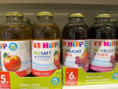 Bebekler için organik meyve suyu şişeleri beslenme ve erken gelişimi destekleyen sağlıklı malzemeler sergiliyor. - FRANKFURT, Almanya - 21 Mart 2025