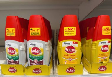 Böcek kovucu Autan ürünleri, böceklere karşı korumada etkinliklerini vurgulamak için perakende satış ortamında sergilenir. - FRANKFURT, Almanya - 21 Mart 2025