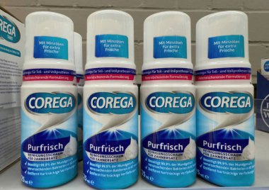 Corega temizlik köpüğü şişeleri sergileniyor, nane yağı ile diş aletlerinin hijyenik kalmasını sağlamak için tasarlandı. - FRANKFURT, Almanya - 21 Mart 2025