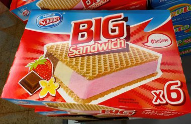 Renkli bir kutu Nestle Big Sandviç dondurması. İçinde çilek ve çikolata aromalı enfes bir karışım var. - FRANKFURT, Almanya - 21 Mart 2025