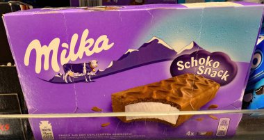 Milka Schoko bisküvileri canlı bir kutuda sunuluyor, yumuşak çikolata ve hoşgörü için tatlı dolgu var. - FRANKFURT, Almanya - 21 Mart 2025