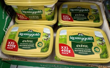 Doğal malzemelerle dolu Kerrygold tereyağı zengin, kremsi dokusunu ve yüksek kaliteli standartlarını sergiliyor. - FRANKFURT, Almanya - 21 Mart 2025