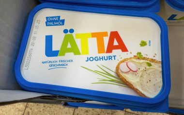 Laetta doğal yoğurdu açık mavi bir küvete yayılarak canlı görüntülerle yayılmanın sağlıklı ve taze bir seçenek olduğunu vurguladı. - FRANKFURT, Almanya - 21 Mart 2025