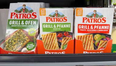 Bu resim, aşçılık meraklılarına hitap eden çeşitli Patros ızgara ve fırın ürünlerini bir mağaza ortamında sergiliyor. - FRANKFURT, Almanya - 21 Mart 2025