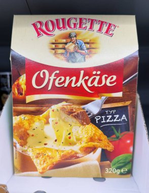 Bu resimde bir kutu Rougette Ofenkaese sergileniyor, kremalı, dandik cazibesi ve tüketiciler için davetkar sunumu vurgulanıyor. - FRANKFURT, Almanya - 21 Mart 2025