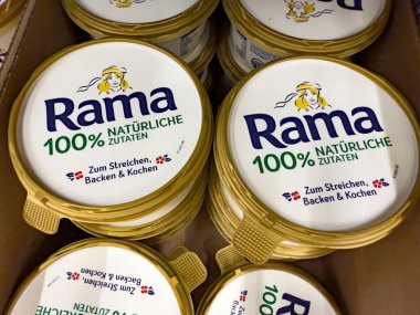 Resimde, doğal malzemelerini vurgulayarak ve bir mağazada cazip bir sunum yaparak birden fazla paket Rama yağı sergileniyor. - FRANKFURT, Almanya - 21 Mart 2025