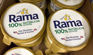 Bu resim, Rama tereyağı ambalajının doğal malzemelerini ve pişirme ve pişirmedeki çok yönlülüğünü vurguluyor. - FRANKFURT, Almanya - 21 Mart 2025