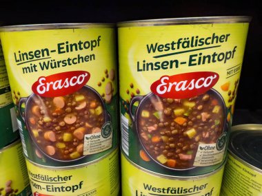 Lezzetli sosisler ve renkli sebzeler içeren canlı bir kutu Erasco 's Westphalian mercimek güveci, hızlı bir yemek için mükemmel. - FRANKFURT, Almanya - 21 Mart 2025