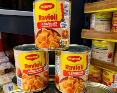 Zengin domates sosuyla dolu bir yığın Maggi Ravioli konservesi, sorunsuz ve lezzetli bir yemek için idealdir. - FRANKFURT, Almanya - 21 Mart 2025