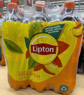 Renkli bir Lipton Şeftali Buzlu Çay paketi, canlı bir renk düzeni ve cezbedici lezzetlerle canlandırıcı bir içecek. - FRANKFURT, Almanya - 21 Mart 2025