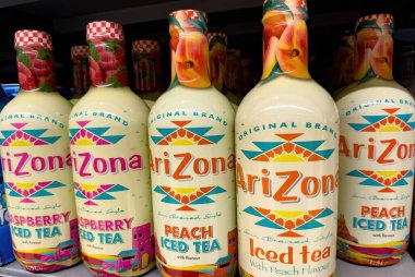 Renkli bir Arizona şeftalili buzlu çay şişesi grubu. Perakende vitrininde göze çarpan tasarımları var. - FRANKFURT, Almanya - 21 Mart 2025