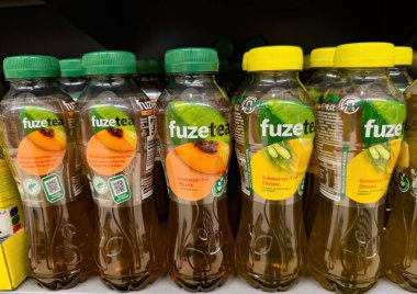 Çay meraklıları ve içecek arayanlar için çeşitli tatlar ve modern ambalajlı Fuze Tea şişelerinin organize bir gösterisi. - FRANKFURT, Almanya - 21 Mart 2025