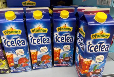 Canlı bir Pfanner buz çay kutusu koleksiyonu. Meyve aromalı çeşitleri sergiliyor. Tazeleyici yaz içkileri için mükemmel. - FRANKFURT, Almanya - 21 Mart 2025