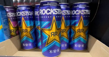 Çarpıcı bir Rockstar yaban mersini enerji içecekleri kutusu. Yıldız tasarımı, canlı renklerle dolu. - FRANKFURT, Almanya - 21 Mart 2025