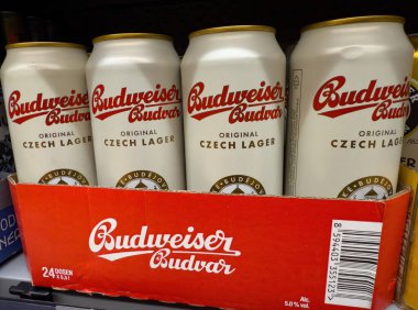 Bu resim Budweiser Budvar bira kutularını gösteriyor, geleneksel Çek işçiliğiyle klasik birayı temsil ediyor. - FRANKFURT, Almanya - 21 Mart 2025