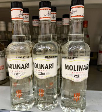 Bir dizi Molinari Sambuca Extra şişesi İtalyan likörünün ayırt edici markasını ve zengin geleneğini sergiliyor. - FRANKFURT, Almanya - 21 Mart 2025