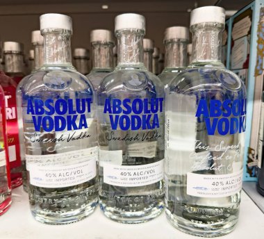 Marka kimliğini ve ruhun berraklığını vurgulayan düzenli bir Absolut Votka şişesi seçimi. - FRANKFURT, Almanya - 21 Mart 2025