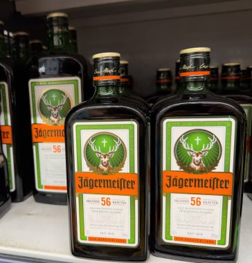 Bitkisel likör karışımıyla bilinen Jaegermeister şişelerinin bir koleksiyonu perakende ortamında belirgin bir şekilde sergilenmektedir. - FRANKFURT, Almanya - 21 Mart 2025