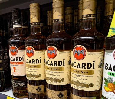 Rom meraklıları ve mikserler için özel markalarını ve çeşitlerini sergileyen organize bir Bacardi rom şişesi. - FRANKFURT, Almanya - 21 Mart 2025