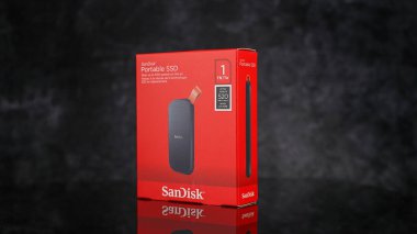 SanDisk taşınabilir SSD 1TB 'nin kırmızı kutusu koyu bir arkaplana yansıyor - FRANKFURT, GERMANY - 9 Nisan 2025