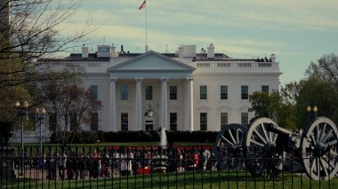 WASHINGTON DC, ABD - 08 Nisan 2017 - Washington DC 'de Beyaz Saray önünde toplanan turistler güneşli bir günde ünlü binaya hayran kaldılar