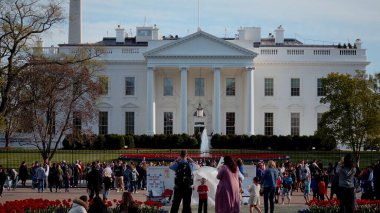 WASHINGTON DC, ABD - 08 Nisan 2017 - Washington DC 'deki Beyaz Saray' ın kuzey cephesinin fotoğraflarını çeken turistler