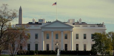 WASHINGTON DC, ABD - Nisan 08, 2017 - Beyaz Saray 'ın güney cephesi Washington Anıtı ile birlikte Amerikan bayrağı sallıyor