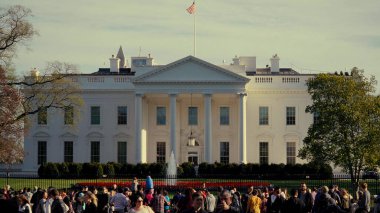 WASHINGTON DC, ABD - 08 Nisan 2017 - Washington, ABD 'deki Beyaz Saray önünde yürüyen ve fotoğraf çeken turistler