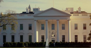 WASHINGTON DC, ABD - 08 Nisan 2017 - Beyaz Saray 'ın kuzey cephesi ilkbaharda gün batımında çiçek açan ağaçla