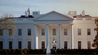 WASHINGTON DC, ABD - 08 Nisan 2017 - Washington DC 'nin kuzey girişi mavi gökyüzünün altında parlıyor