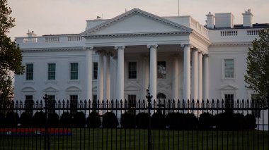 WASHINGTON DC, ABD - 08 Nisan 2017 - Beyaz Saray 'ın kuzey cephesi gün batımında çitleriyle