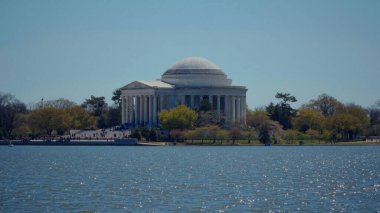 WASHINGTON DC, ABD - Nisan 08, 2017 - Güneşli bir bahar gününde Washington DC, ABD 'deki gelgit havzasına yansıyan Jefferson Anıtı manzarası