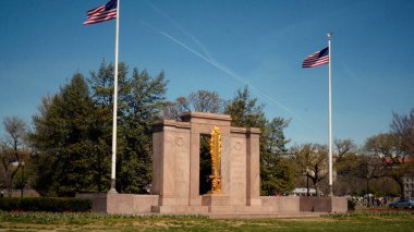 WASHINGTON DC, ABD - Nisan 08, 2017 - ABD ordusunun ikinci piyade tümeninin askerlerini onurlandıran bir anıt olan Washington DC 'deki ikinci tümen anıtının önünde rüzgarda dalgalanan Amerikan bayrakları
