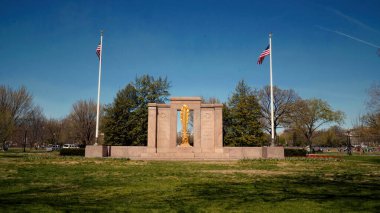 WASHINGTON DC, ABD - Nisan 08, 2017 - Başkan 'ın Parkı, Washington DC, ABD' de bulunan ve rüzgarda dalgalanan Amerikan bayraklarıyla İkinci Lig Anıtı