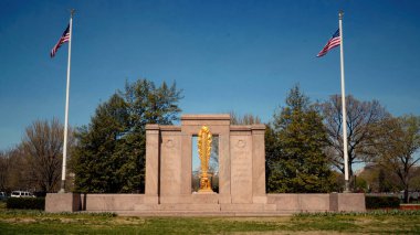 WASHINGTON DC, ABD - Nisan 08, 2017 - Amerika Birleşik Devletleri Silahlı Kuvvetleri, Washington DC 'ye kadın katkıları anısına Amerikan bayrakları sallayarak Kadın Silahlı Kuvvetleri Entegrasyon Anıtı