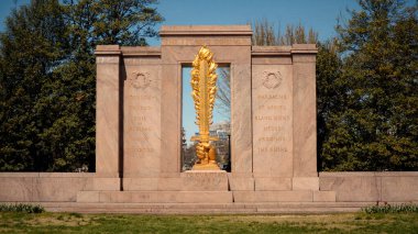 WASHINGTON DC, ABD - 08 Nisan 2017 - ABD 'nin başkenti Washington' da İkinci Lig Anıtı 'nın iki sütunu arasında yükselen bir el tarafından tutulan altın alev kılıcı