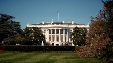 WASHINGTON DC, ABD - Nisan 08, 2017 - Beyaz Saray, ABD Başkanı 'nın ikamet ve iş yeri, güneşli bir bahar gününde Washington DC' de parlıyor