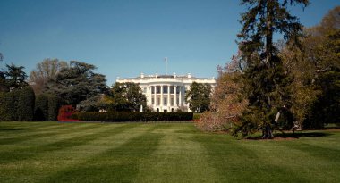 WASHINGTON DC, ABD - Nisan 08, 2017 - Beyaz Saray 'ın manzarası, ABD Başkanı' nın ikametgahı, yeşil çimenler ve ağaçlarla çevrili