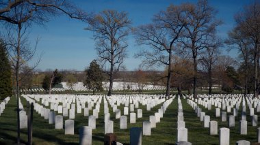 WASHINGTON DC, ABD - Nisan 08, 2017 - Washington DC, ABD 'deki Arlington Ulusal Mezarlığı' nda beyaz mermer mezar taşları