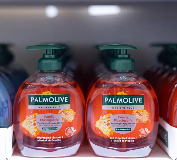 Bu resim Palmolive sıvı sabun şişelerini sergiliyor, zengin renklerini vurguluyor ve etkili pazarlama için çekici bir tasarım sergiliyor. - FRANKFURT, Almanya - 21 Mart 2025