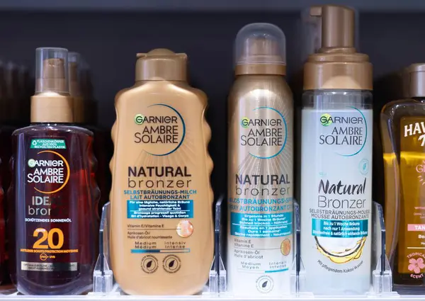 Garnier Ambre Solaire bronzlaştırıcıları, güneş tarafından öpülen ten renkleri için dizayn edilmiş bir yelpazeyi sergiliyor. - FRANKFURT, Almanya - 21 Mart 2025