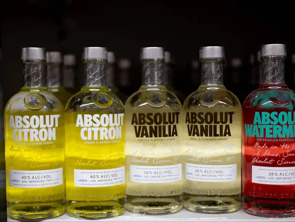 Absolut Karpuz aromalı votka şişelerinin canlı bir gösterisi eşsiz tasarımlarını ve çarpıcı renklerini gözler önüne seriyor. - FRANKFURT, Almanya - 21 Mart 2025