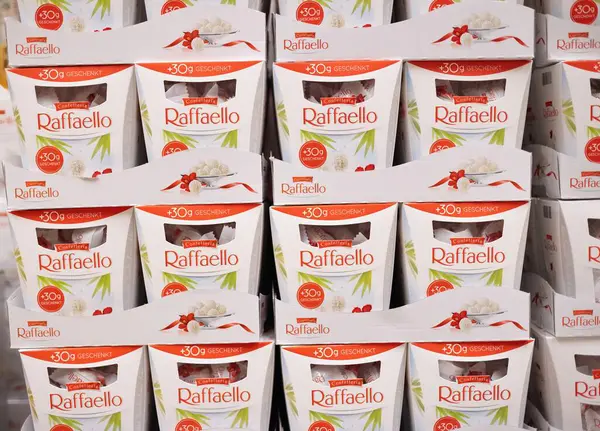 Zarif tasarımlarını sergileyen Raffaello şekerlemelerinin olduğu kutular ve alıcıları cezbedecek bir lezzet. - FRANKFURT, Almanya - 21 Mart 2025