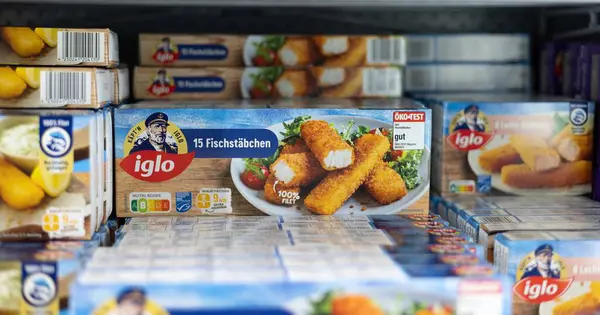 Dondurulmuş balık çubuklarının kolay hazırlanması için hazırlanmış hoş bir düzenleme, bir market çantasındaki popüler bir balık yemeğinin altını çizmek. - FRANKFURT, Almanya - 21 Mart 2025