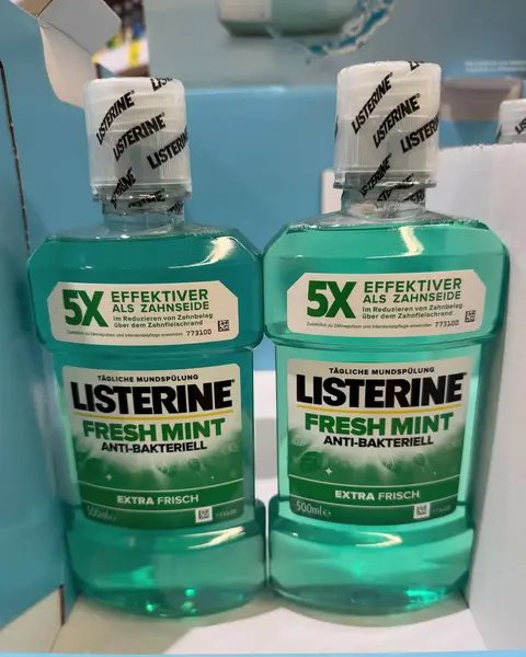 Bu resim, ağız gargarasının etkili ağız bakımını taze nane aromalı olarak vurgulayan ikili paketini yakalıyor. - FRANKFURT, Almanya - 21 Mart 2025