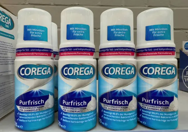 Corega temizlik köpüğü şişeleri sergileniyor, nane yağı ile diş aletlerinin hijyenik kalmasını sağlamak için tasarlandı. - FRANKFURT, Almanya - 21 Mart 2025