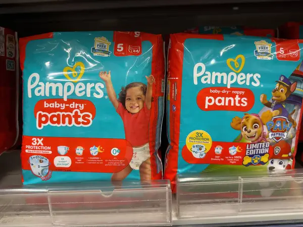 Bebek bezi kuru pantolonlar, kuru ve rahat bebek bezi deneyiminin faydalarını gösterirken yeni yürümeye başlayan bir çocuğun gülümsemesini içerir. - FRANKFURT, Almanya - 21 Mart 2025