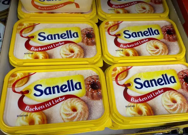 Parlak renkli Sanella yağı, çeşitli yemeklere lezzet katmak ve pişirmek için ideal bir şekilde cazip bir şekilde yayılır. - FRANKFURT, Almanya - 21 Mart 2025