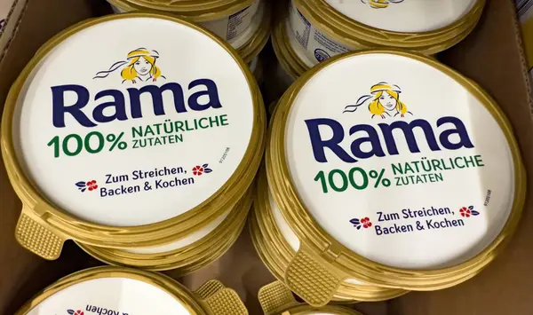 Bu resim, Rama tereyağı ambalajının doğal malzemelerini ve pişirme ve pişirmedeki çok yönlülüğünü vurguluyor. - FRANKFURT, Almanya - 21 Mart 2025